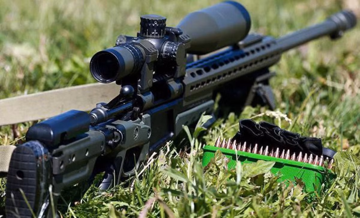 Báng súng có thể điều chỉnh chiều dài và chiều cao để phù hợp với xạ thủ. Hộp đạn của súng có thể chứa từ 5 đến 10 viên và làm bằng nhôm ép.