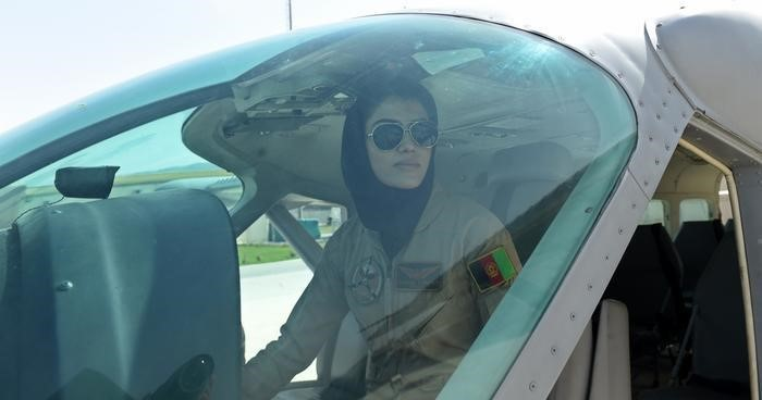 Một quan chức Mỹ giấu tên ca ngợi những phi công Afghanistan đã lái máy bay chạy sang Uzbekistan. "Điều duy nhất họ biết là đưa tất cả máy bay tránh xa bàn tay của Taliban. Họ tin vào chúng tôi", người này nói.