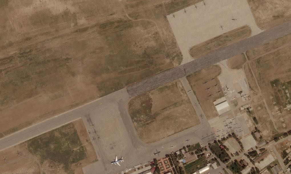 Ảnh vệ tinh của hãng Planet Labs chụp ngày 16/8 tại sân bay Termez, miền nam Uzbekistan, cho thấy sự xuất hiện đột ngột của 22 máy bay cánh bằng và 26 trực thăng các loại.