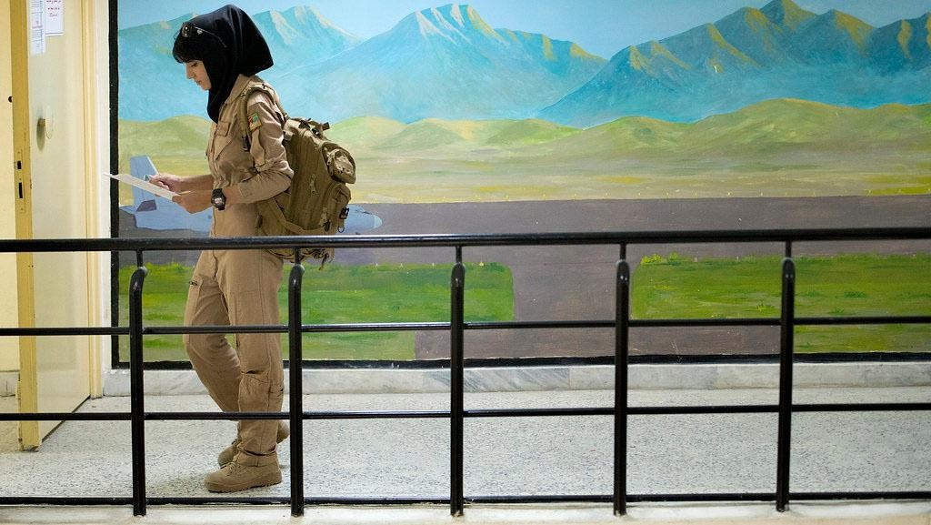 Tuy vậy các quân nhân và nhân viên chính phủ cũ không tin tưởng những lời hứa của Taliban. Họ tìm cách ra đi để đảm bảo an toàn tính mạng và mong muốn một cuộc sống mới.