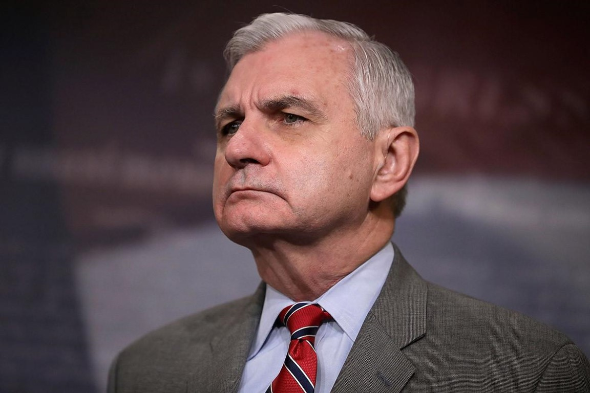 "Điều quan trọng là không để họ rơi vào tay Taliban, nhằm bảo vệ tính mạng cũng như kiến thức quý giá của họ", ông Jack Reed nói.