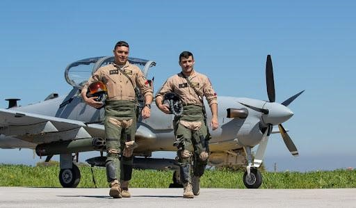 "Các anh không thể ở đây mãi được", một sĩ quan quản lý khu tị nạn nói với các phi công quân sự Afghanistan