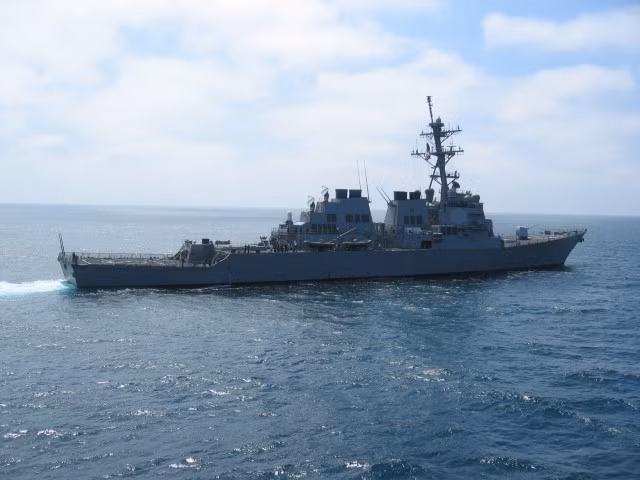 Điểm đặc biệt trong thiết kế của khu trục hạm Benfold cũng như mọi tàu chiến khác thuộc lớp Arleigh Burke, đó là chúng có khả năng thực hiện đa nhiệm vụ, phù hợp với nhiều mục đích khác nhau.