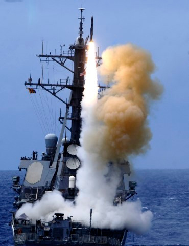 Tuy nhiên cũng cần phải nhắc lại rằng, các khu trục hạm lớp Arleigh Burke tới nay cũng đã có tuổi đời khá cao, ít nhiều đã tỏ ra "thiệt thòi" so với các loại chiến hạm sau này. Vậy nên rất có thể trong tương lai không xa, các khu trục hạm loại này của Mỹ, sẽ cần được thay mới, hoặc ít nhất là nâng cấp toàn diện. Nguồn ảnh: Ydex.