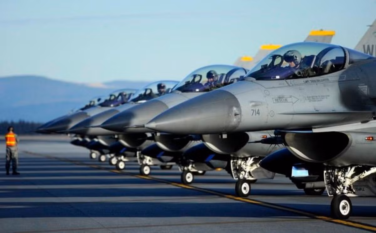 Như vậy trong điều kiện lý tưởng, F-16 tái sinh từ "nghĩa địa" sẽ có độ bền... gấp đôi Su-30MK sản xuất mới, đây thực là con số gây bất ngờ lớn đối với nhiều người.