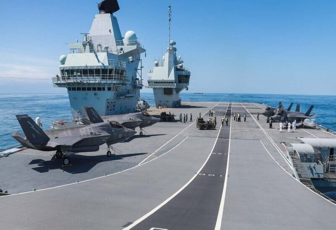 Việc tàu sân bay Anh tham gia tấn công khủng bố IS ở Syria, được truyền thông Nga đánh giá là "hết sức mạo hiểm" - vì có thể gián tiếp gây ra thiệt hại cho các lực lượng Nga đang đồn trú tại đây.