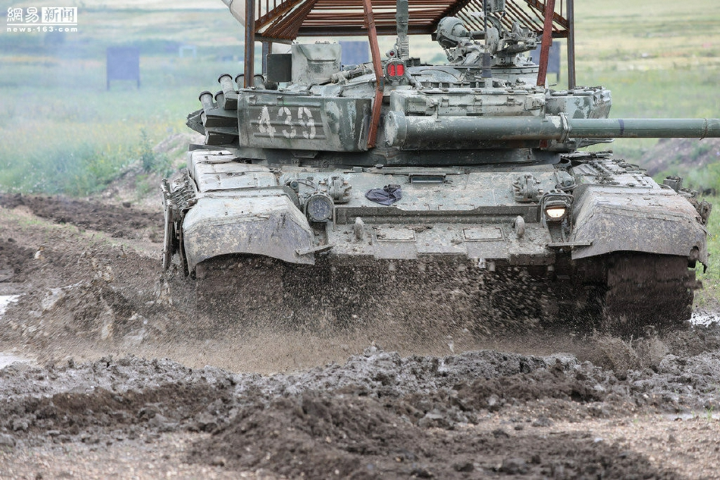 Khác với các loại tên lửa chống tăng thông thường, Javelin là loại tên lửa cực kỳ thông minh, đầu đạn của nó sau khi được phóng đi sẽ bay thẳng lên trời, rồi đâm xuống mục tiêu theo phương thẳng đứng.