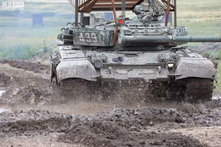 Khác với các loại tên lửa chống tăng thông thường, Javelin là loại tên lửa cực kỳ thông minh, đầu đạn của nó sau khi được phóng đi sẽ bay thẳng lên trời, rồi đâm xuống mục tiêu theo phương thẳng đứng.