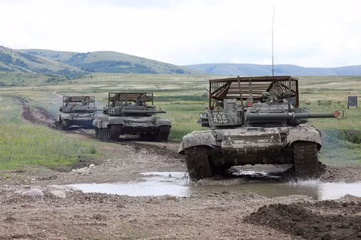 Trong quá khứ, các xe tăng chủ lực của Nga cũng từng xuất hiện với hệ thống giáp tự chế che nóc tháp pháo - phần bọc thép yếu nhất trên mọi loại xe tăng.