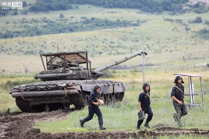 Thiết kế này được cho là để chống lại một loại vũ khí chống tăng có quỹ đạo bay cực kỳ độc đáo - tên lửa Javelin của Mỹ.