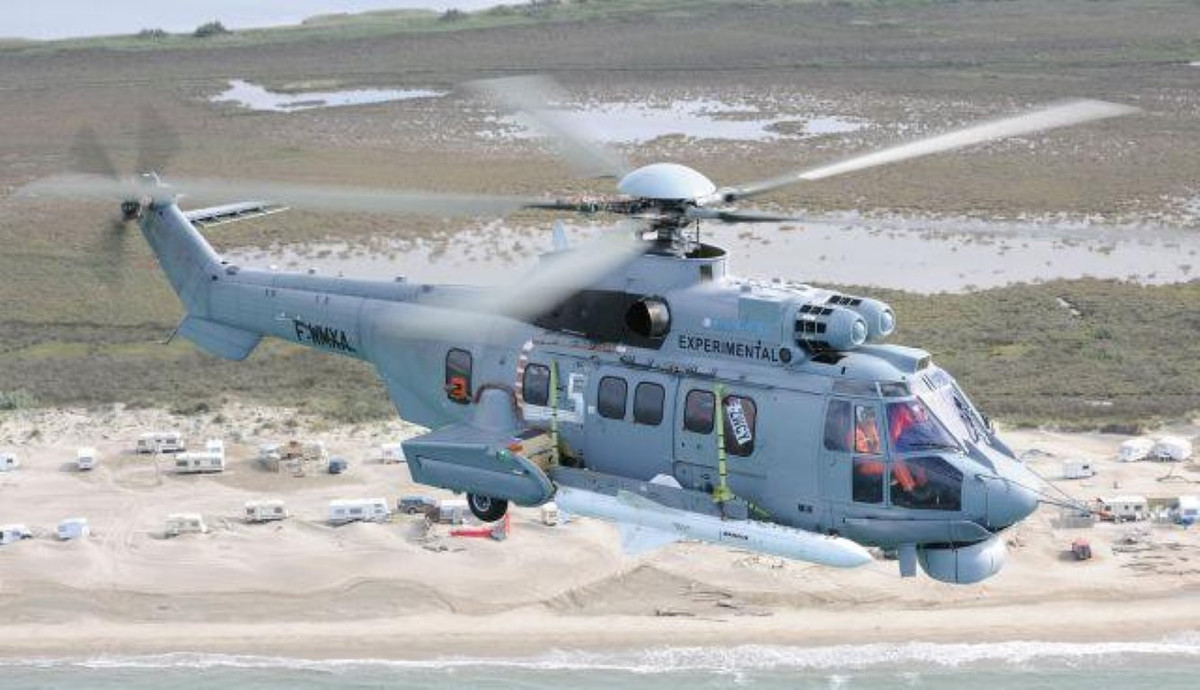 Ngày 27/11/2000, nguyên mẫu H225M đã thực hiện chuyến bay đầu tiên tại Marignane. Không quân Pháp sau đó đã đặt hàng 6 chiếc H225M, chiếc đầu tiên trong số này được giao vào tháng 2/2005. Một đơn đặt hàng tiếp theo gồm 8 chiếc H225M khác đã được đặt cho Không quân Pháp vào tháng 11/2002; tổng cộng các Lực lượng vũ trang Pháp sẽ cần 20 chiếc H225M.