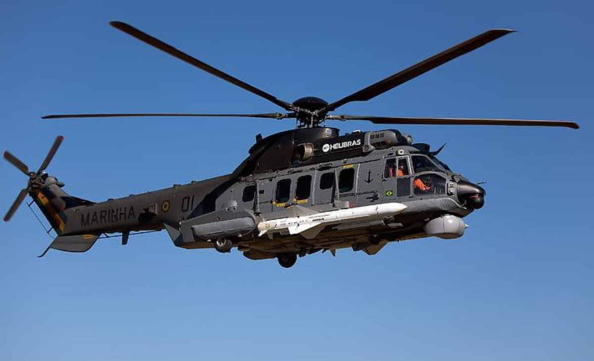 H225M có thể được trang bị nhiều thiết bị quân sự và vũ khí khác nhau, như một cặp súng máy FN MAG 7,62 mm gắn phía trước, hoặc một cặp bệ phóng tên lửa 68 mm Thales Brandt hoặc Forges de Zeebrugge gắn bên hông, mỗi bệ có 19 quả, hoặc ngư lôi MU90 Impact