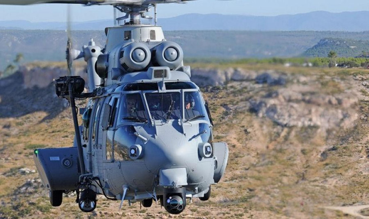 Trực thăng H225M có khả năng tìm kiếm và cứu nạn cả ngày lẫn đêm bằng radar hồng ngoại nhìn trước (forward-looking infrared - FLIR)