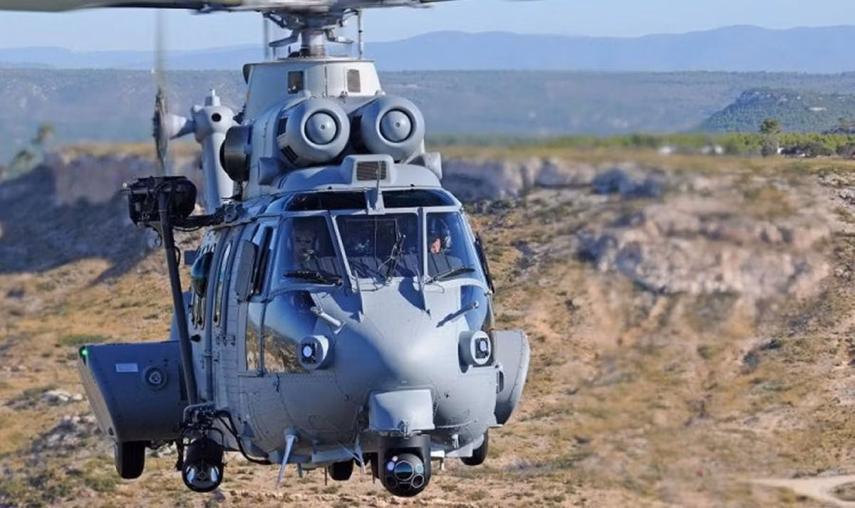 Trực thăng H225M có khả năng tìm kiếm và cứu nạn cả ngày lẫn đêm bằng radar hồng ngoại nhìn trước (forward-looking infrared - FLIR)