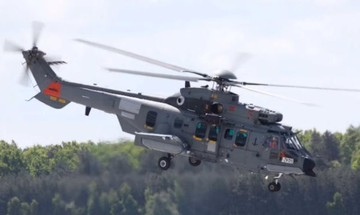 Eurocopter đã phát triển bốn cấu hình cabin nguyên bản cho H225M. Phiên bản vận chuyển quân có bố trí chỗ ngồi cho tối đa 29 binh lính (hoặc 5.670 kg), ngoài kíp bay 2 thành viên. Phiên bản vận chuyển dành riêng cho VIP được thiết kế để chứa từ 8 đến 12 hành khách. Phiên bản sơ tán có thể chở tới 12 băng-ca cùng với tổng cộng bốn nhân viên y tế ngồi.