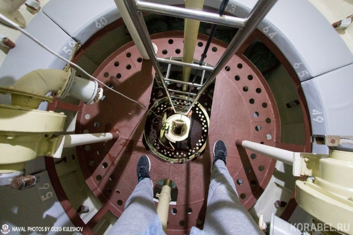 Có chiều dài 130 mét và lườn rộng 13 mét, tàu ngầm K-561 Kazan có biên chế thủy thủ đoàn đầy đủ 63 người bao gồm cả sĩ quan chỉ huy.