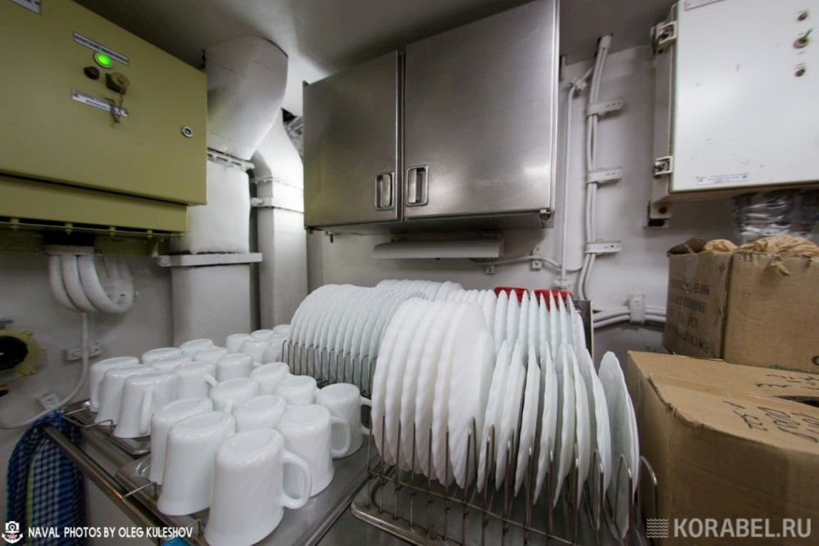Khu vực nhà bếp trên tàu cũng sẽ hoạt động liên tục, đảm bảo các sĩ quan và thủy thủ sẽ đều được cung cấp đồ ăn nóng hổi bất cứ khi nào cần.