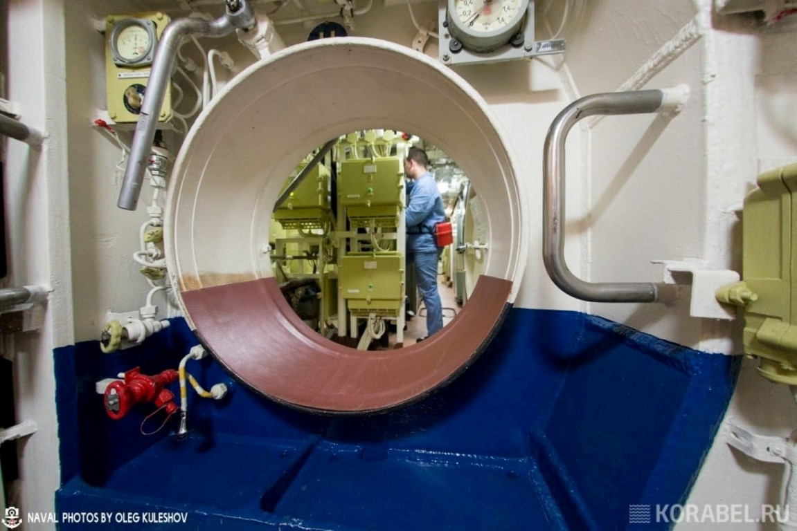 Tàu ngầm Kazan có thiết kế tổng cộng 4 tầng, trong đó tầng cuối cùng được sử dụng làm nơi chứa pin nhiên liệu và các thiết bị, phụ tùng thay thế. Ba tầng còn lại được chia làm khu vực tác chiến, khu vực nghỉ ngơi và nhà kho lương thực.