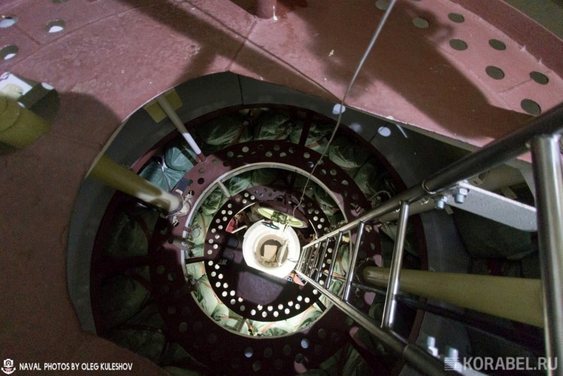 Dù có khoang thoát hiểm, tuy nhiên kích thước của khoang này là không quá rộng. Trong trường hợp tàu ngầm Kazan gặp sự cố, sẽ chỉ có một phần rất nhỏ trong số 63 thành viên trên tàu, có thể được đưa lên mặt nước qua khoang thoát hiểm này. Nguồn ảnh: Korabel.