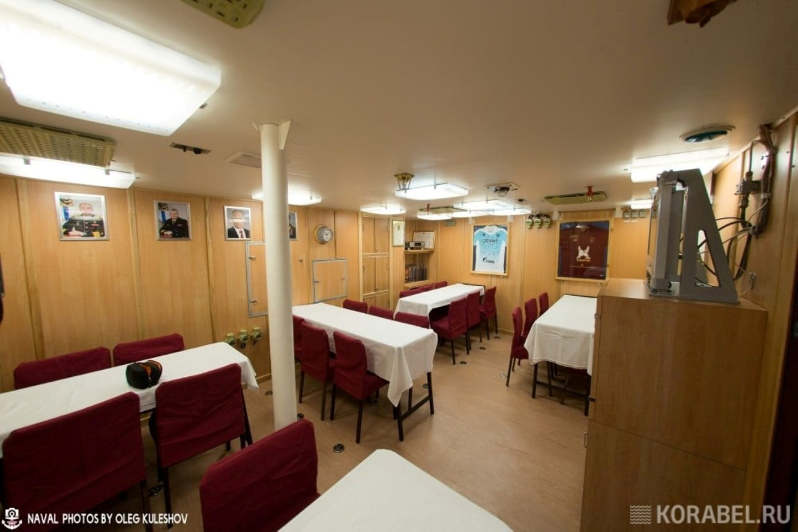 Phòng ăn được coi là khu vực sinh hoạt nhộn nhịp nhất trên tàu ngầm Kazan, các thủy thủ đoàn thường dành phần lớn thời gian ở khu vực này.