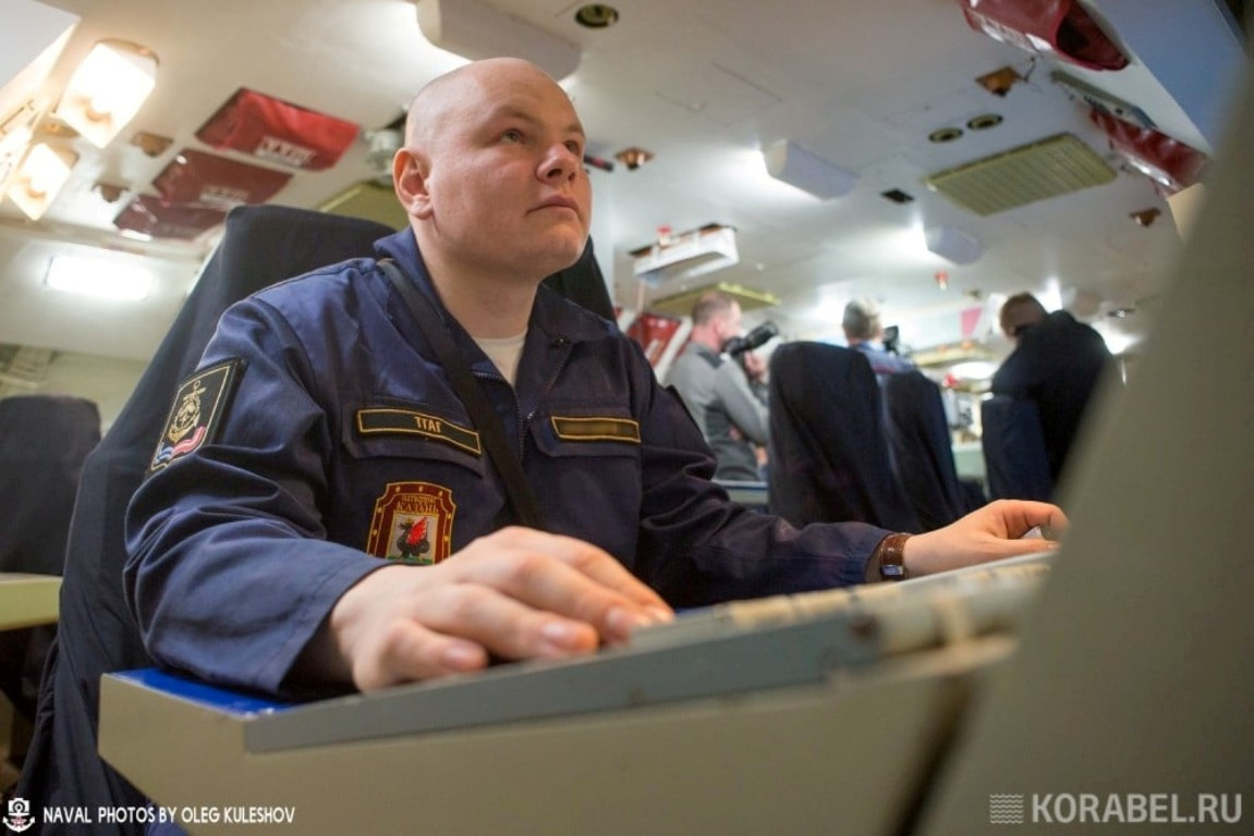 Khi ra khơi, tàu ngầm sẽ hoạt động liên tục và khoang chỉ huy sẽ luôn có người túc trực.