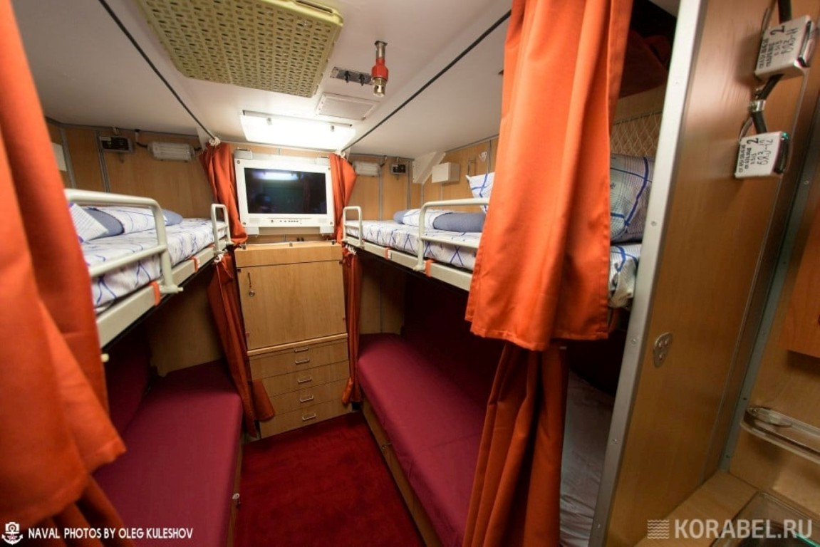 Phòng ngủ trên tàu ngầm Kazan có kích thước rất chật chội, nhất là với những thủy thủ có thể trạng to lớn của Nga. Tuy nhiên cũng chỉ có sĩ quan chỉ huy mới được cung cấp phòng ngủ và giường ngủ riêng.