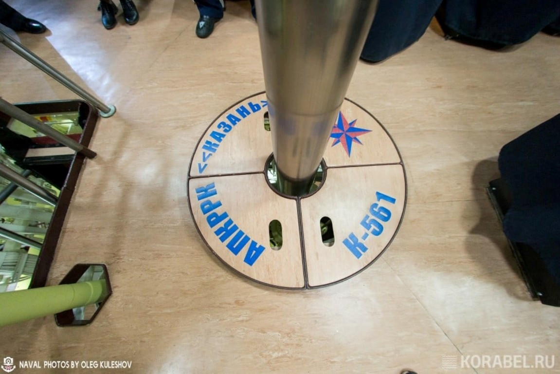 Số lượng thủy thủ đoàn và sĩ quan chỉ huy quá lớn, khiến không gian bên trong tỏ ra chật chội và bí bức.