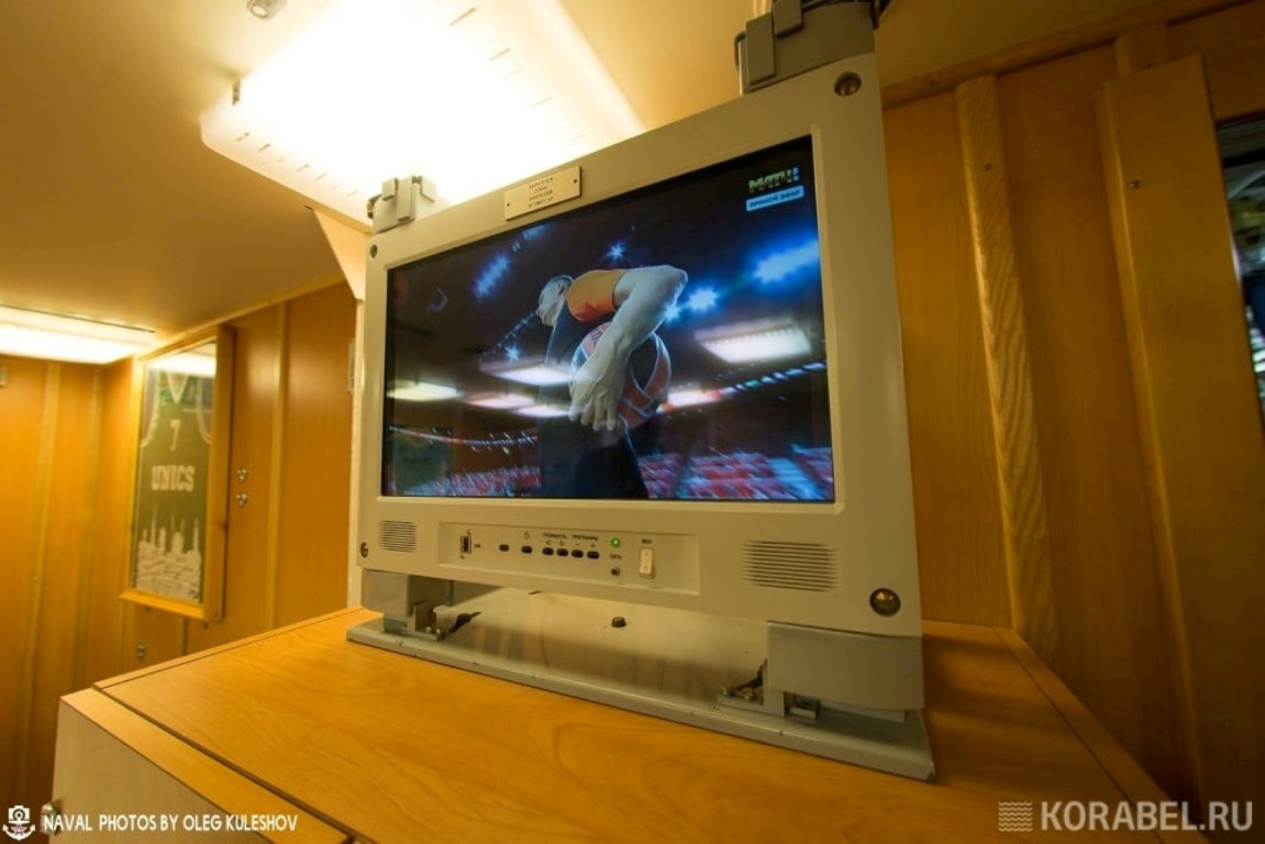 Toàn bộ thủy thủ đoàn và sĩ quan chỉ huy sẽ chia làm hai ca trực, mỗi ca kéo dài 12 giờ đồng hồ/ngày để đảm bảo tàu có khả năng hoạt động trơn tru.