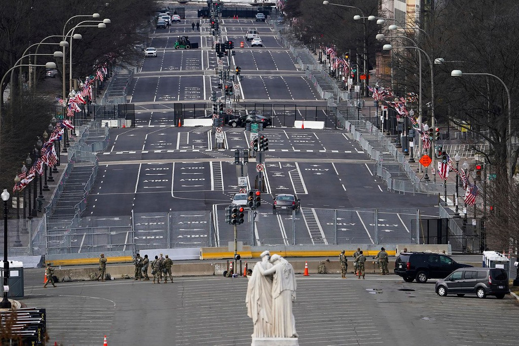 Đại lộ Pennsylvania nơi tân tổng thống và phu nhân sẽ diễu hành đến Nhà Trắng đã bị phong tỏa. Sẽ có một cuộc tuần hành ảo trên khắp nước Mỹ. Lễ nhậm chức của ông Joe Biden đang đối mặt với bất ổn chưa từng có. Ảnh: AP.