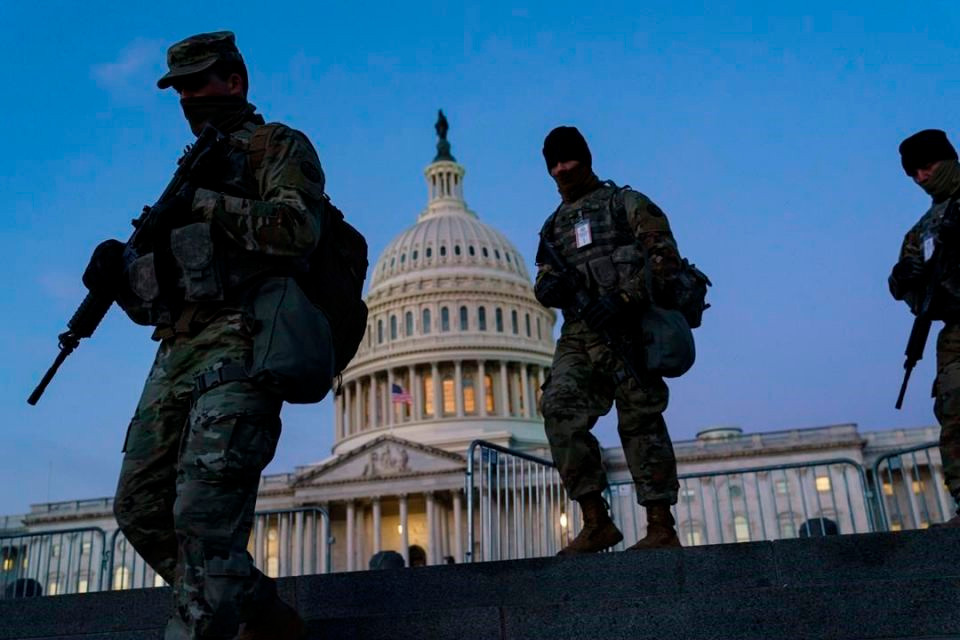 FBI đã cảnh báo nguy cơ các thành viên của nhóm dân quân cực hữu cải trang thành Vệ binh Quốc gia để lẻn vào bên trong để gây bạo loạn. Cơ quan này đã sàng lọc lý lịch 25.000 Vệ binh Quốc gia làm nhiệm vụ tại lễ nhậm chức nhằm loại bỏ nguy cơ nội gián. Ảnh: AP.