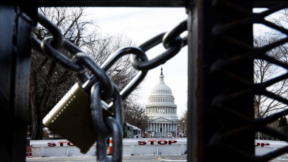 Nhiều lớp hàng rào an ninh được dựng lên bên ngoài Điện Capitol. Các quan chức an ninh cho biết họ không chỉ đối mặt với mối đe dọa từ bên ngoài, mà còn lo lắng về cuộc tấn công nội gián của các đơn vị bảo vệ an ninh cho sự kiện. Ảnh: AP.