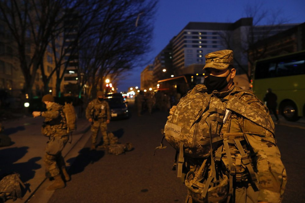 Vệ binh Quốc gia chốt chặn 24/24 ở các lối vào khu trung tâm Washington. 13 ga tàu điện ngầm trong khu vực cũng bị đóng cửa cho đến hết lễ nhậm chức. Nước Mỹ đang chào đón sự kiện nhậm chức của tổng thống trong lo lắng. Ảnh: AP.