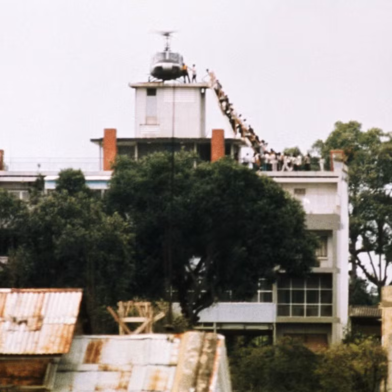 Những chiếc trực thăng cất cánh từ Sài Gòn được nhét đầy người di tản, bay thẳng ra Hạm đội 7 ngoài biển Đông. Theo ước tính, người Mỹ đã phải đẩy xuống biển Đông số lượng trực thăng tương đương 10 triệu USD, do không có chỗ đỗ trên tàu chiến.