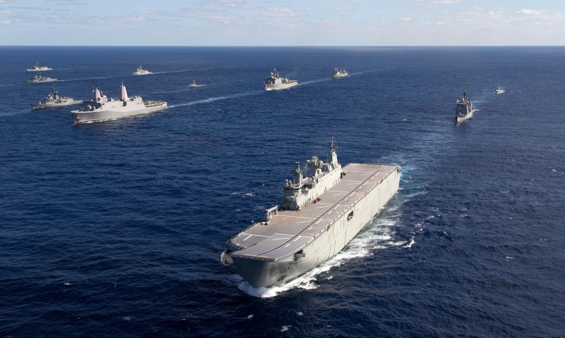 Đuôi tàu có dock chìm với diện tích 69x17 m có thể chứa 4 tàu đổ bộ cơ giới, 4 xuồng bơm hơi thân cứng (RHIB) để vận chuyển xe tăng, binh sĩ và trang thiết bị chiến đấu vào bờ.