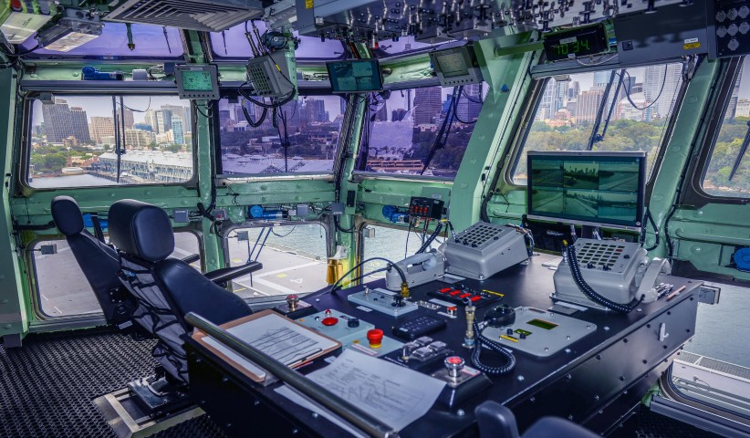 Tàu sử dụng hệ thống radar tìm kiếm mục tiêu trên không Giraffe, tầm trinh sát 470 km, hệ thống dữ liệu chiến đấu Saab 9LV do Thụy Sĩ chế tạo. Hệ thống chiến tranh điện tử AN/SLQ-25 của Mỹ.