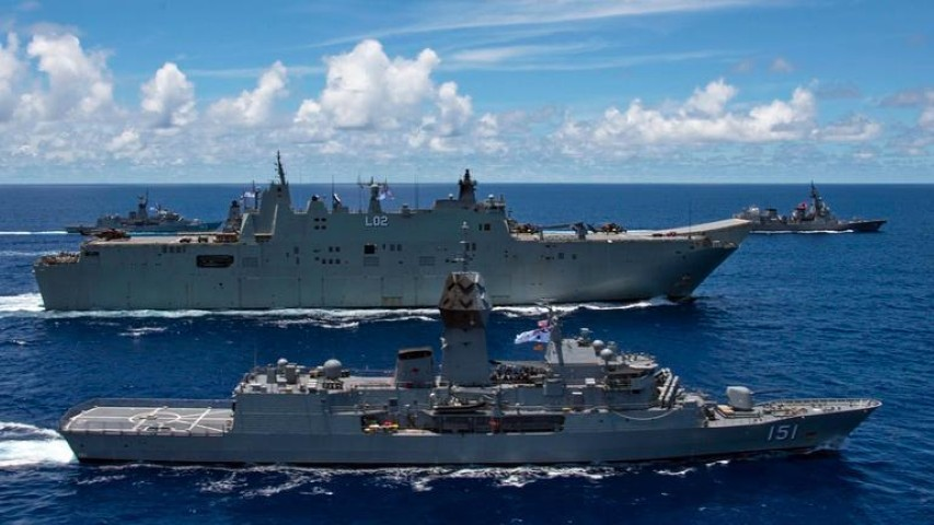 HMAS Canberra thuộc lớp tàu đổ bộ tấn công với lượng choán nước đầy tải lên tới 30.000 tấn, tàu có thể mang theo 18 trực thăng, 110 xe thiết giáp, 12 xe tăng và hơn 1.000 binh sĩ.