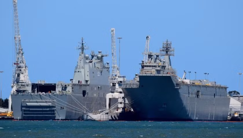 HMAS Canberra (L02) cùng với HMAS Adelaide (L01) hiện là 2 chiến hạm lớn nhất và đắt nhất từng được đóng cho Australia. Chúng đang đóng vài trò soái hạm của hải quân nước này trong việc bảo vệ vùng lãnh hải trong nước cũng như các nhiệm vụ quốc tế.