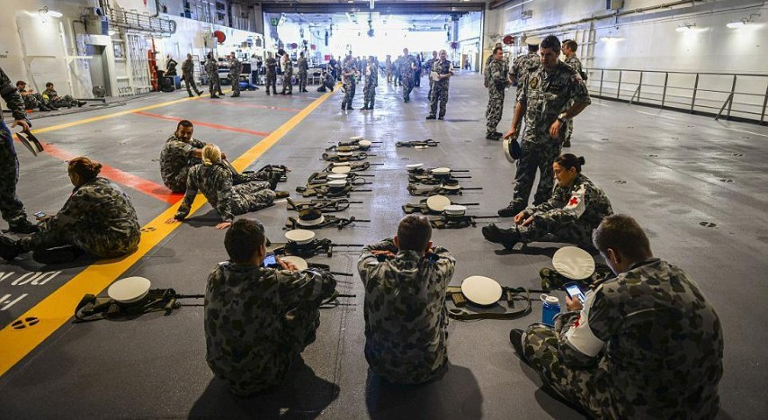 Tàu được vận hành bởi thủy thủ đoàn 716 người. HMAS Canberra có thể hoạt động liên tục trên biển 45 ngày. Khi làm nhiệm vụ chuyển quân, tàu có thể chở theo tối đa khoảng 1.000 binh sĩ với trang bị đầy đủ.