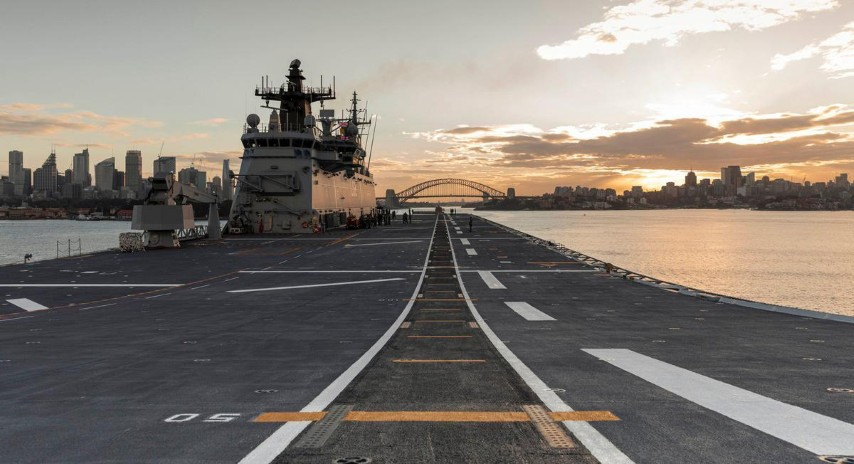 HMAS Canberra dài 230 m, rộng 32 m, mớn nước 7 m, lượng choán nước tiêu chuẩn 27.000, đầy tải 30.300 tấn.