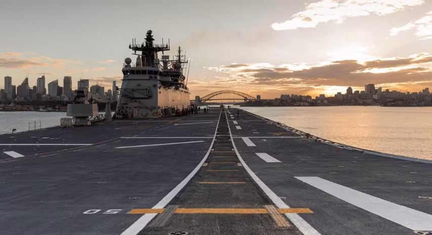 HMAS Canberra dài 230 m, rộng 32 m, mớn nước 7 m, lượng choán nước tiêu chuẩn 27.000, đầy tải 30.300 tấn.
