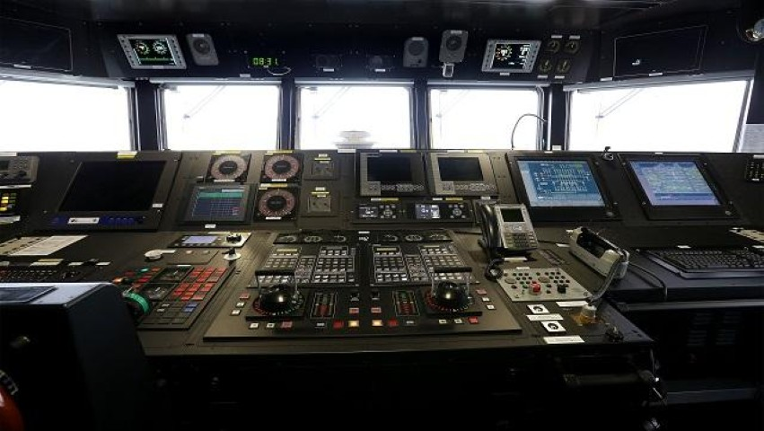 HMAS Canberra được trang bị hệ thống điện tử hàng hải hiện đại với khả năng tự động hóa cao, giúp giảm thời gian thao tác cho thủy thủ đoàn.