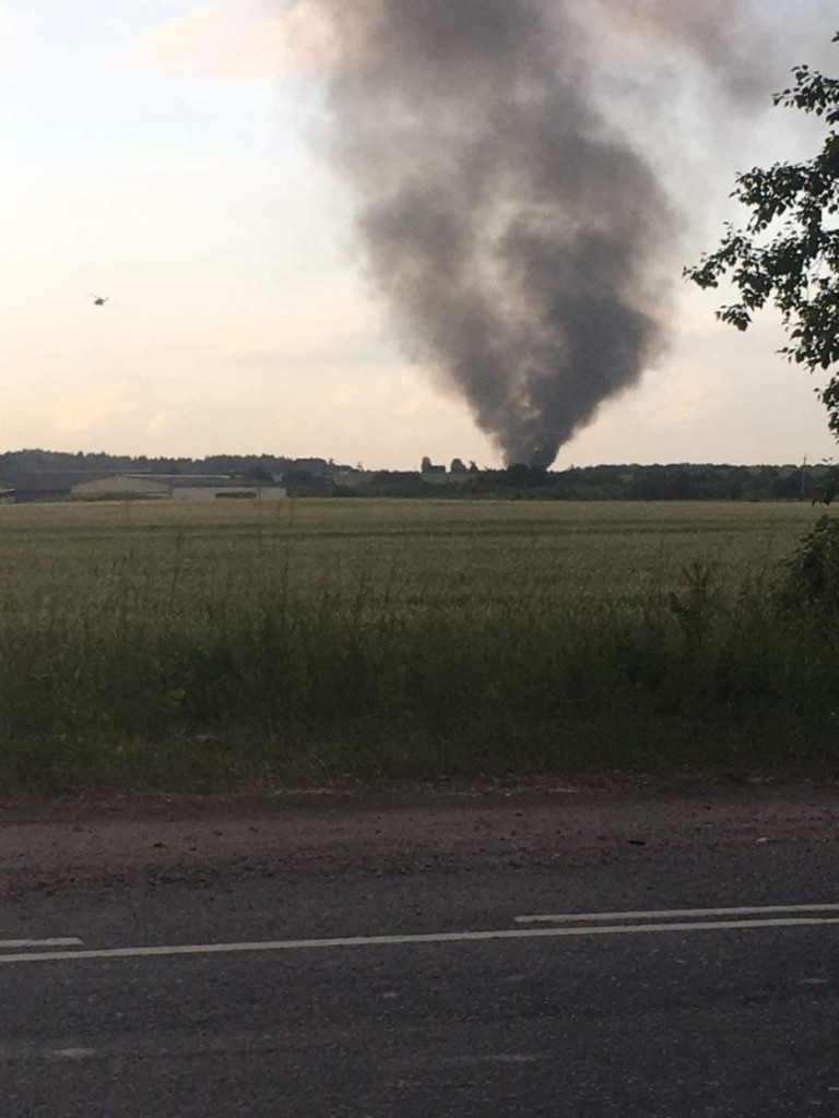 Tuy nhiên, dựa vào những hình ảnh được ghi lại tại hiện trường, có thể thấy chiếc trực thăng vận tải rơi xuống khu vực trống trải, nhiều khả năng không có thương vong về người trên mặt đất.