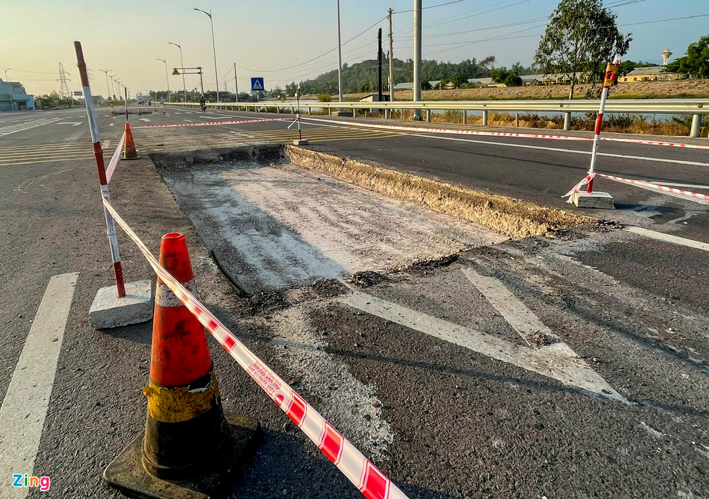 "Thời điểm chúng tôi thi công lu lèn, người dân địa phương thường xuyên ngăn cản vì sợ nứt nhà cửa. Mặt khác, sức ép tiến độ hoàn thành nên công tác thảm nhựa mặt đường chưa đảm bảo. Giờ đây, chúng tôi thấy sai, tự nguyện sửa đường cho đảm bảo chất lượng", đại diện nhà thầu Yến Tùng (đơn vị thi công đoạn đường xảy ra hư hỏng) cho hay.