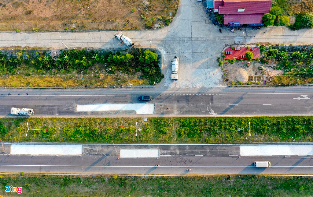 Nhiều đoạn đường từ vòng xoay cầu vượt quốc lộ 1 thuộc xã Phước Lộc, huyện Tuy Phước đi về hướng cảng Quy Nhơn bị hỏng nặng. Ban quản lý dự án giao thông tỉnh Bình Định yêu cầu nhà thầu cào bóc lớp thảm nhựa mặt đường bong tróc để khắc phục.