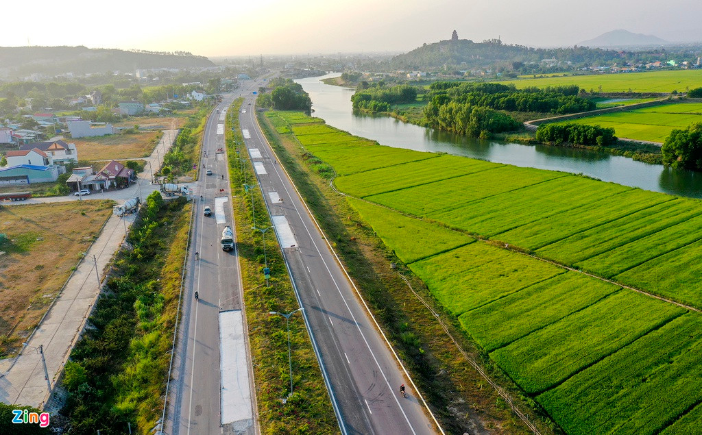 Tuyến quốc lộ 19 có tổng vốn đầu tư hơn 4.400 tỷ đồng thuộc dự án nhóm A được thiết kế theo tiêu chuẩn đường cấp I. Tuyến đường dài hơn 17 km, có điểm đầu tại cảng Quy Nhơn, điểm cuối giáp với vòng xoay cầu vượt quốc lộ 1 thuộc xã Phước Lộc, huyện Tuy Phước.