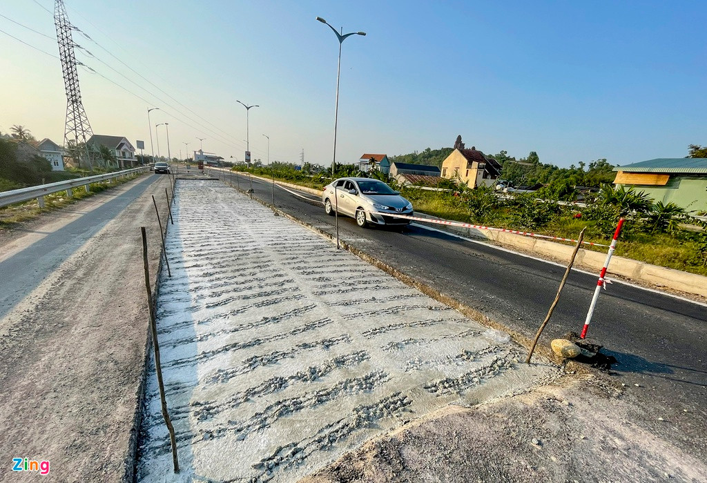 Nhà thầu dùng những cành cây khô "cảnh báo" nguy hiểm tại những khu vực hư hỏng. Thống kê sơ bộ của cơ quan chức năng Bình Định, ít nhất có 3 km trên tuyến quốc lộ này xảy ra hư hỏng.