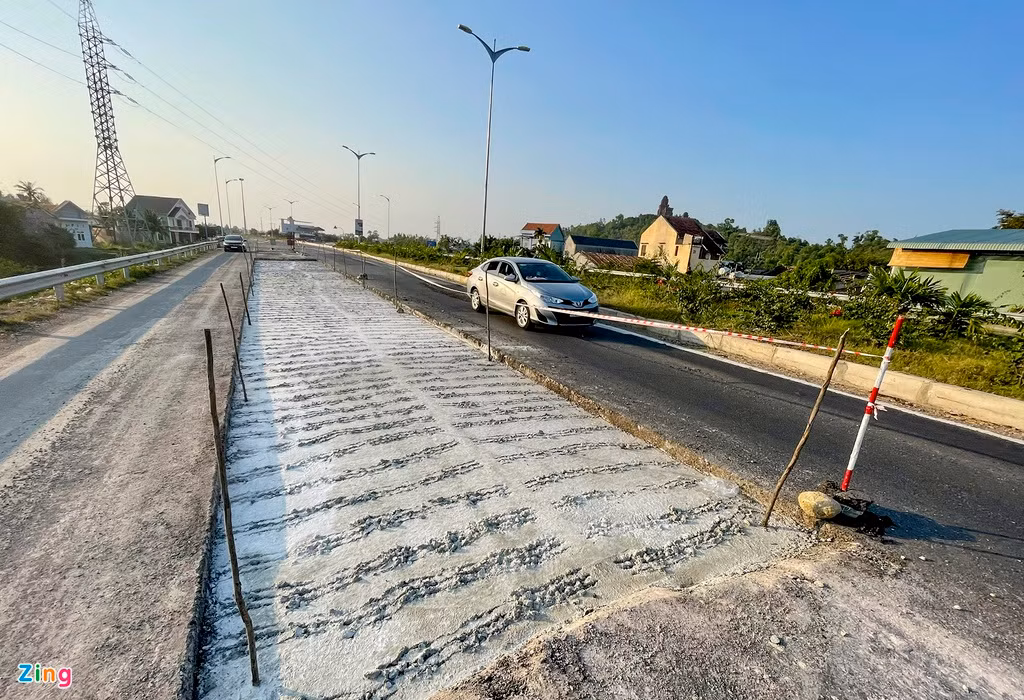 Nhà thầu dùng những cành cây khô "cảnh báo" nguy hiểm tại những khu vực hư hỏng. Thống kê sơ bộ của cơ quan chức năng Bình Định, ít nhất có 3 km trên tuyến quốc lộ này xảy ra hư hỏng.