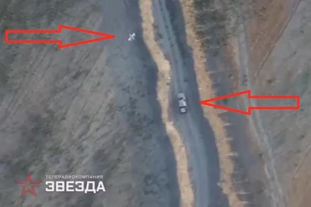 Đoạn video quay lại khoảnh khắc UAV cảm tử Lancet-3 của Nga lao vào chiếc ô tô chở thủ lĩnh khủng bố vừa được đăng tải. Đây có lẽ là các thành viên của tổ chức Hayat Tahrir al-Sham khét tiếng tại Syria.