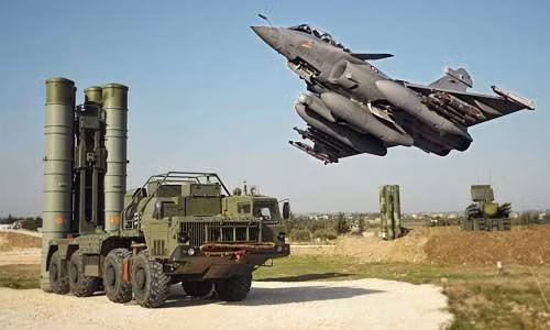 Nói cách khác, Mỹ đã sẵn sàng không chỉ áp đặt biện pháp trừng phạt của riêng mình, mà còn chặn khả năng giao dịch trong quan hệ với một nước thứ ba - chẳng hạn như Pháp. Theo Ấn Độ, Mỹ có thể chỉ cần buộc Pháp hạn chế bán vũ khí cho tiêm kích Rafale.