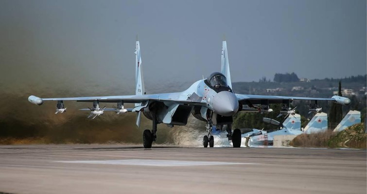 Su-35 có lịch sử phát triển khá dài, dù chúng đi vào sản xuất loạt từ năm 2008, tuy nhiên chúng chỉ chính thức trang bị với số lượng lớn vào năm 2014. Thực ra ngay từ năm 2006, Nga đã chào bán loại máy bay này cho Trung Quốc.